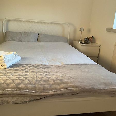 Comfy, Cosy Small Double With Wi-Fi Earley エクステリア 写真